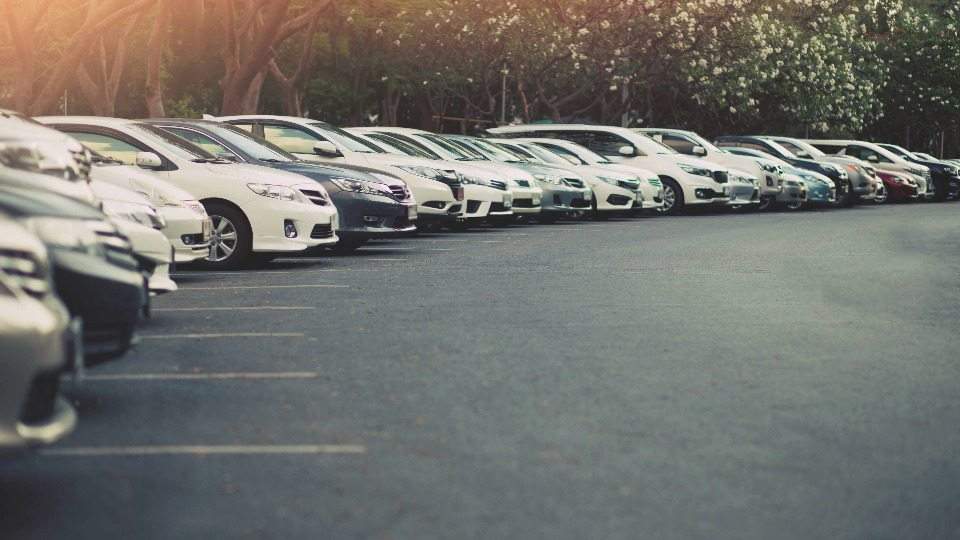 Fahrzeuge warten auf Abholung und Ankauf auf dem Autohof von Auto verkaufen Eitorf